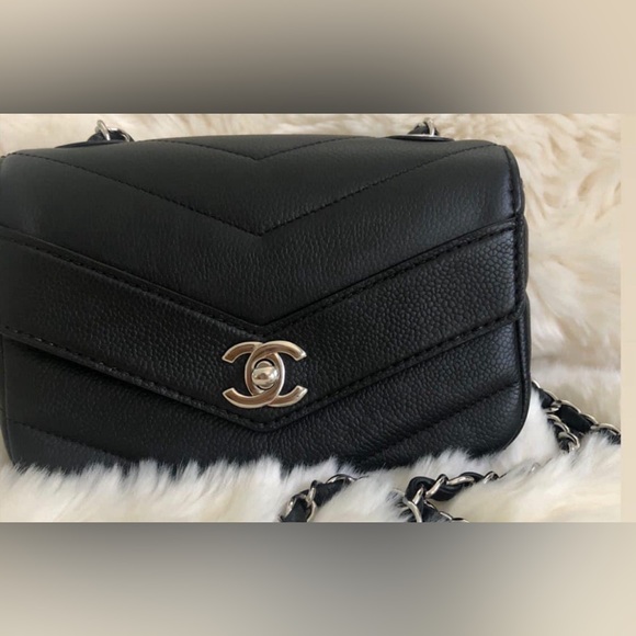 CHANEL Chevron V Stitch Chain Shoulder Bag Leather Black - Picture 1 of 14